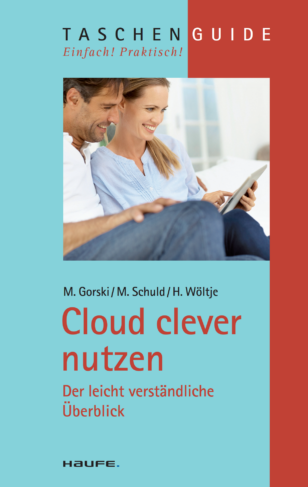 Ein Paar lächelt und blickt auf ein Tablet, auf dem im Vordergrund der Titel eines Ratgebers zum Thema „Cloud clevere Schulden und Finanzen“ zu sehen ist.